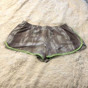 Women’s Under Armour Run Track Shorts Size L